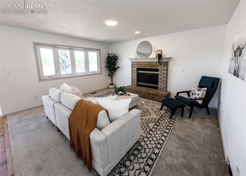 Image 19 of 50: Living Room