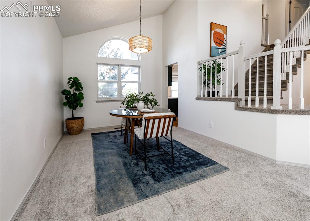 Image 6 of 50: Dining Area