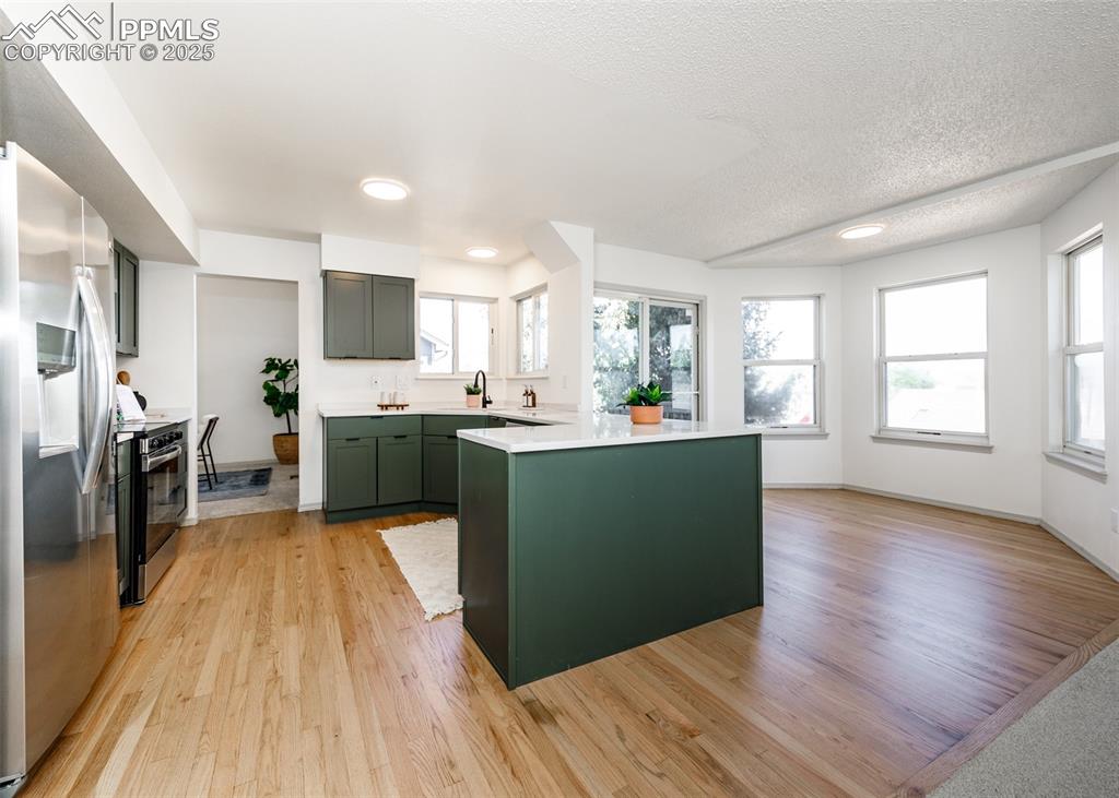 Image 8 of 50: Kitchen