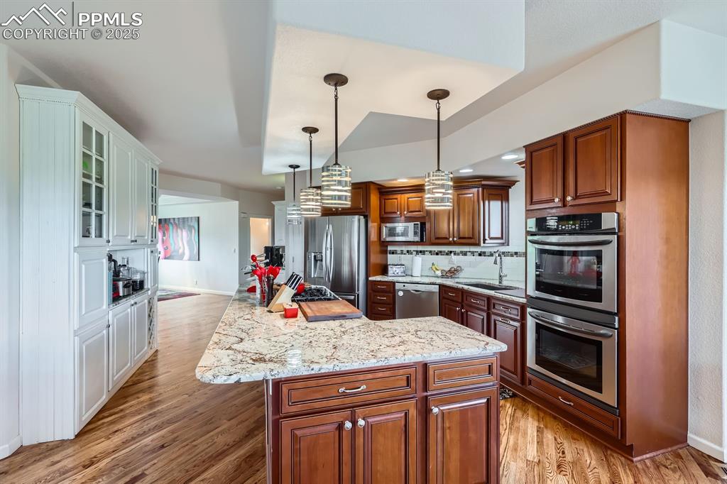 Image 13 of 49: Kitchen