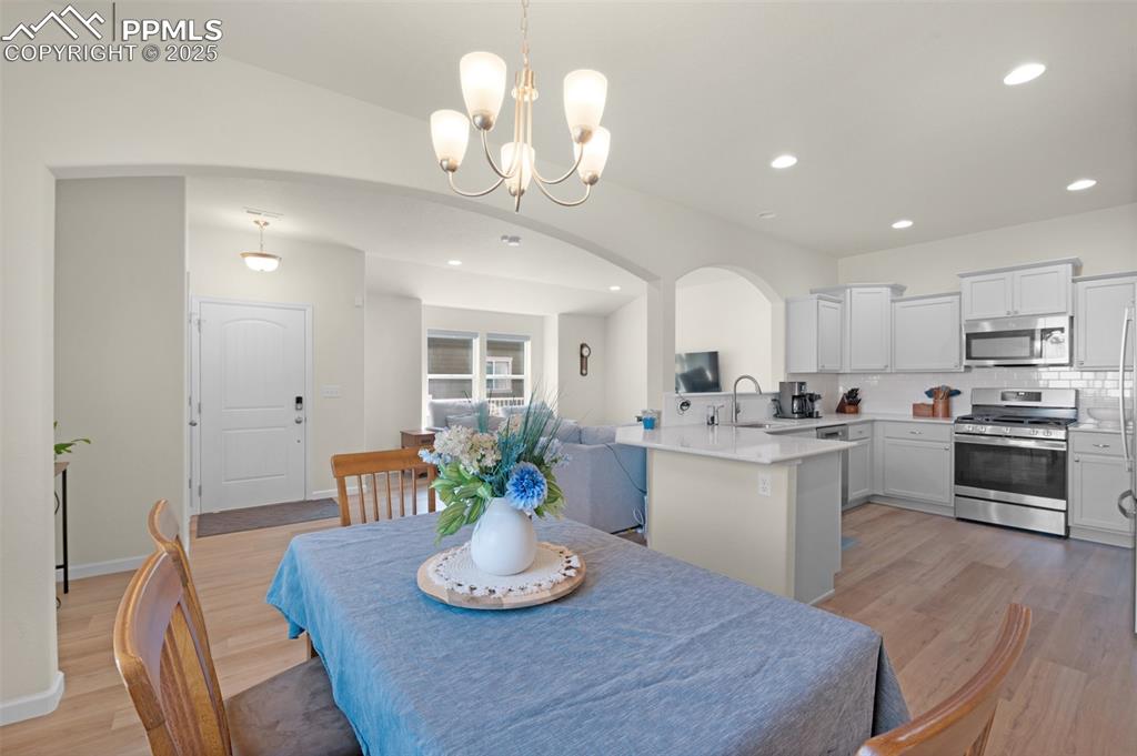 Image 3 of 21: Dining Area