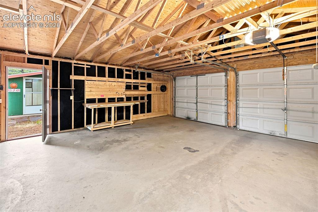 Image 25 of 45: Garage