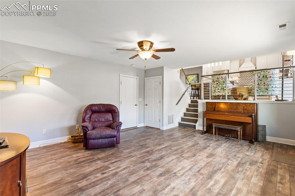 Image 11 of 28: Nice Open Family room