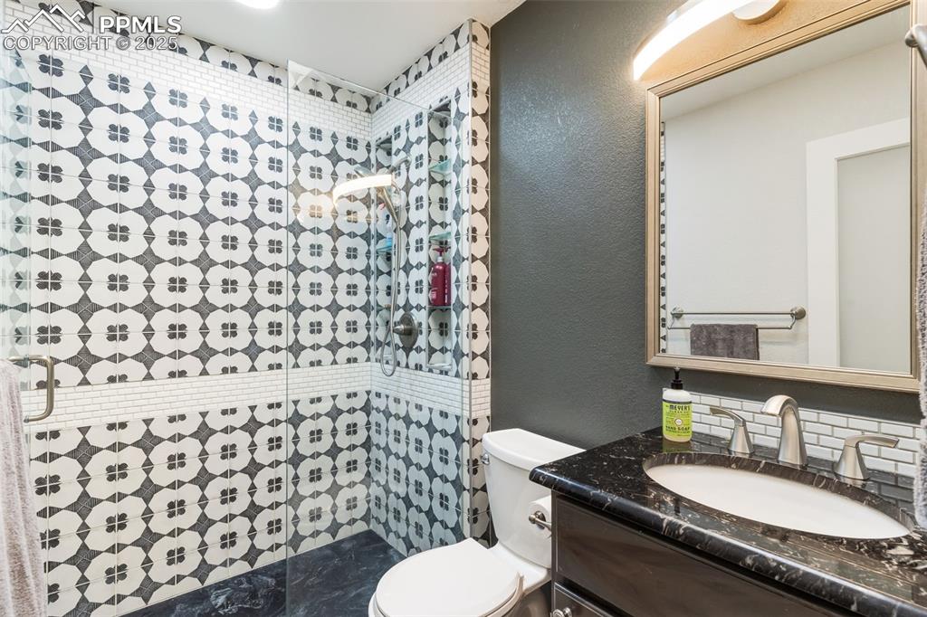 Image 14 of 28: Lovely en-suite 3/4 bath