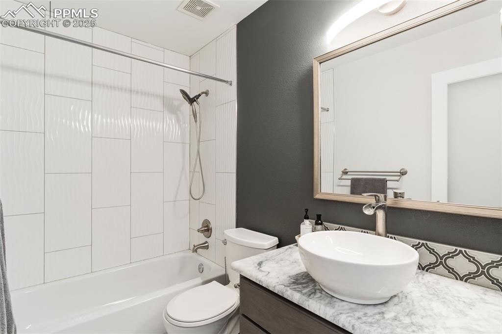 Image 15 of 28: Upper Level Full Bath