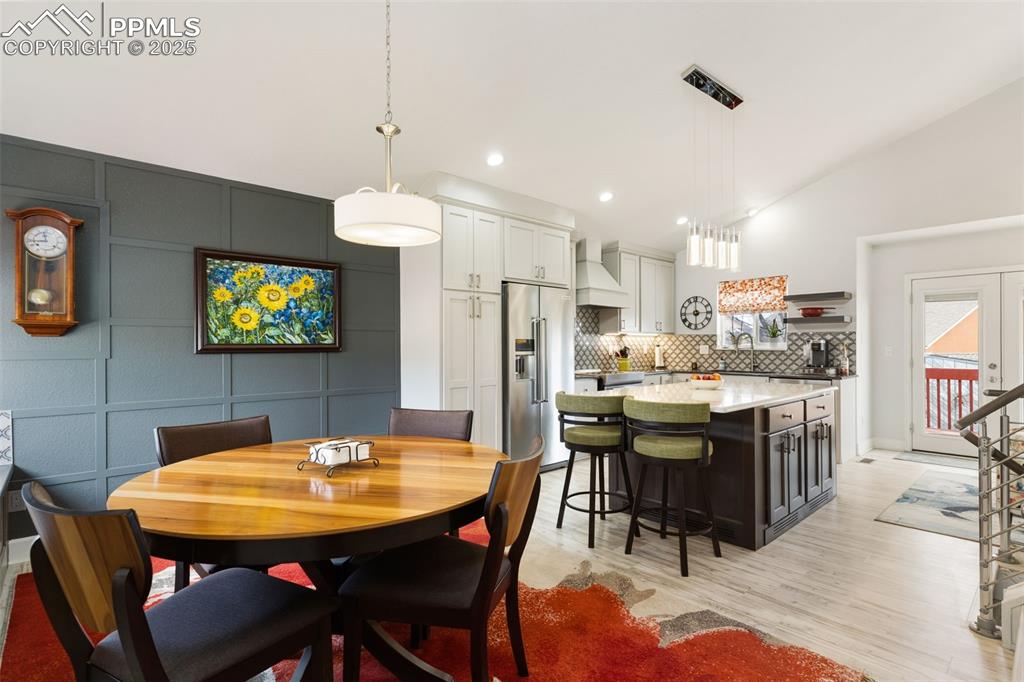 Image 3 of 28: Beautiful Kitchen/Dining Combo