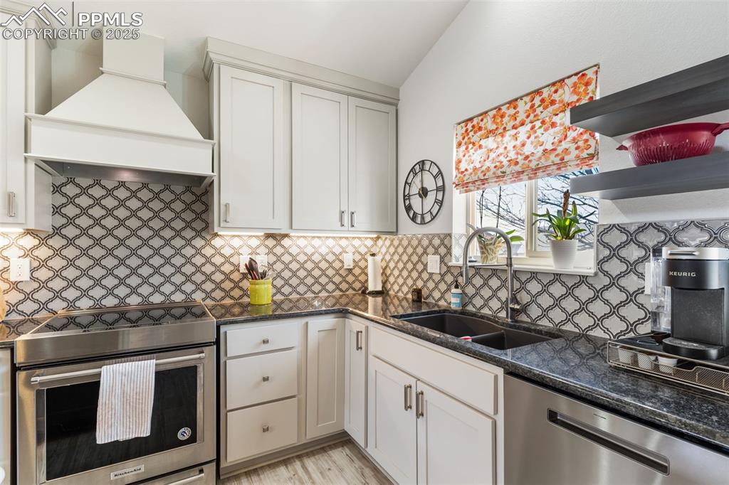 Image 5 of 28: Lovely granite countertops!