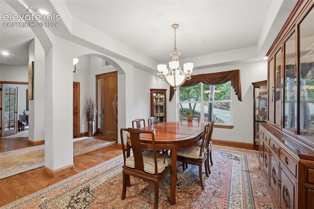 Image 10 of 50: Dining Area