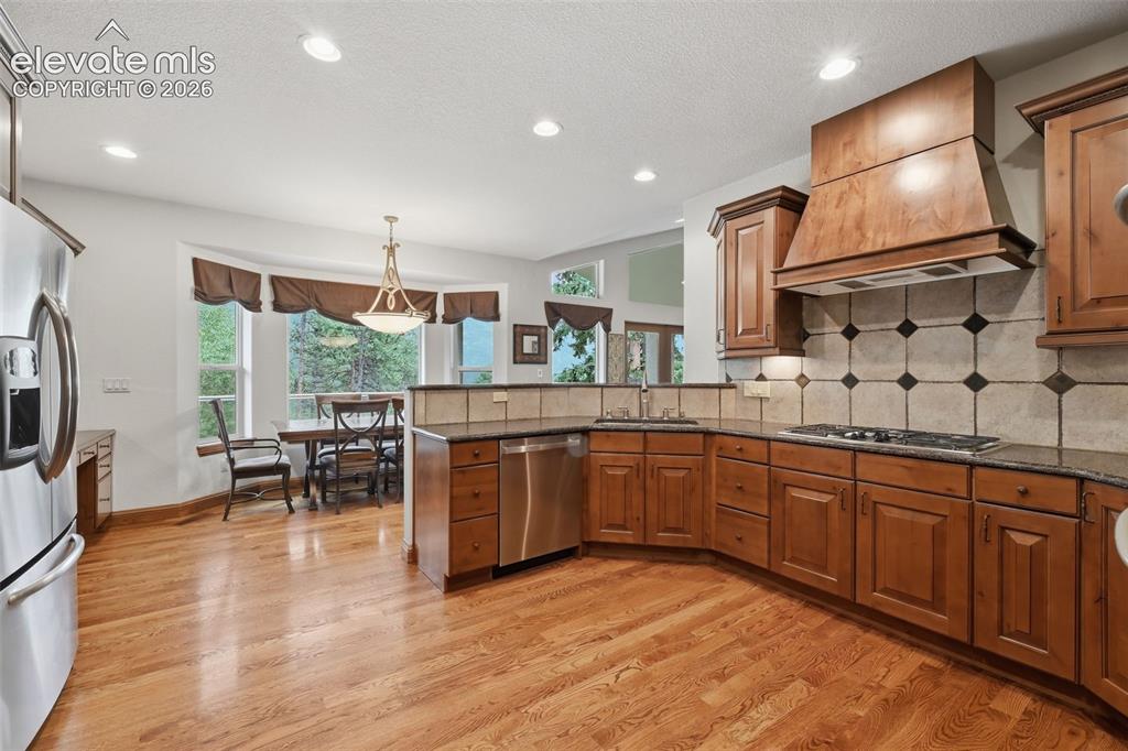 Image 14 of 50: Kitchen