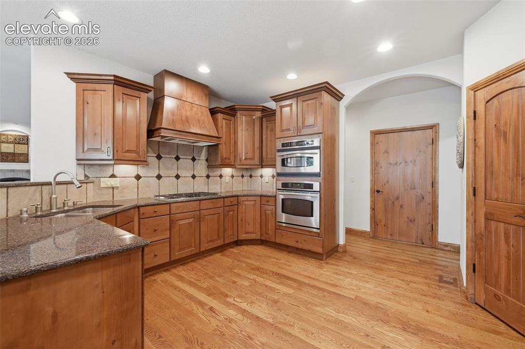 Image 15 of 50: Kitchen