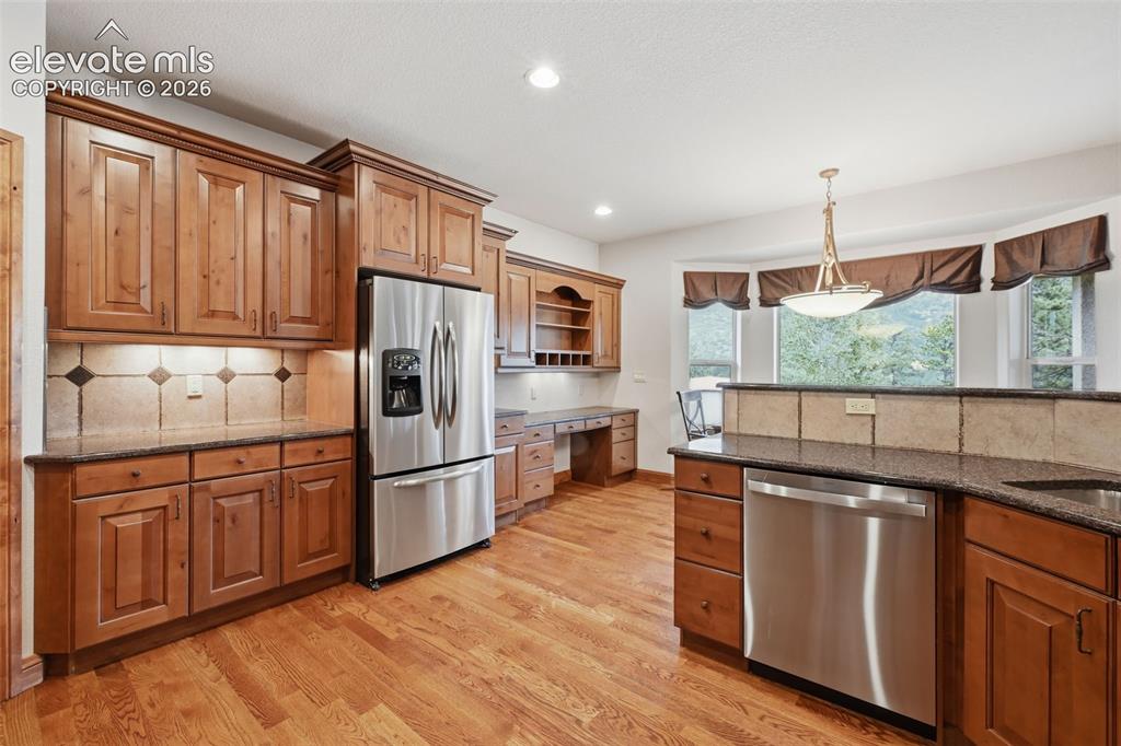 Image 16 of 50: Kitchen