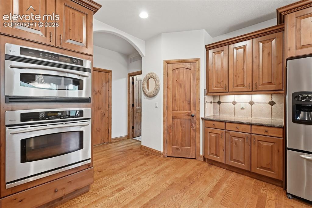 Image 17 of 50: Kitchen