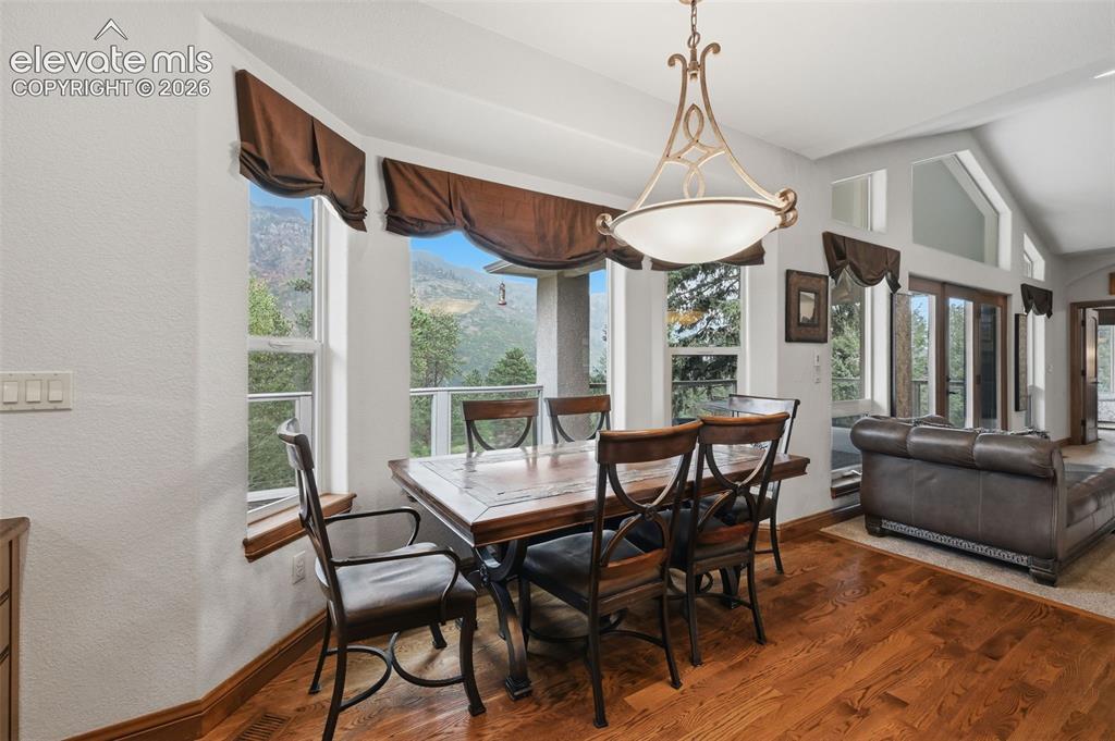 Image 18 of 50: Dining Area