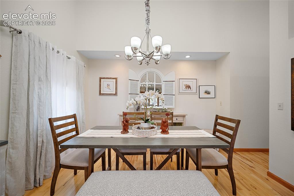 Image 13 of 50: Dining Area