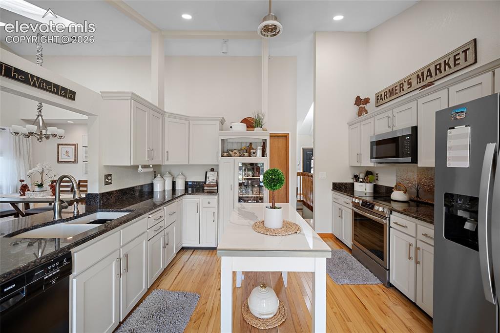 Image 18 of 50: Kitchen