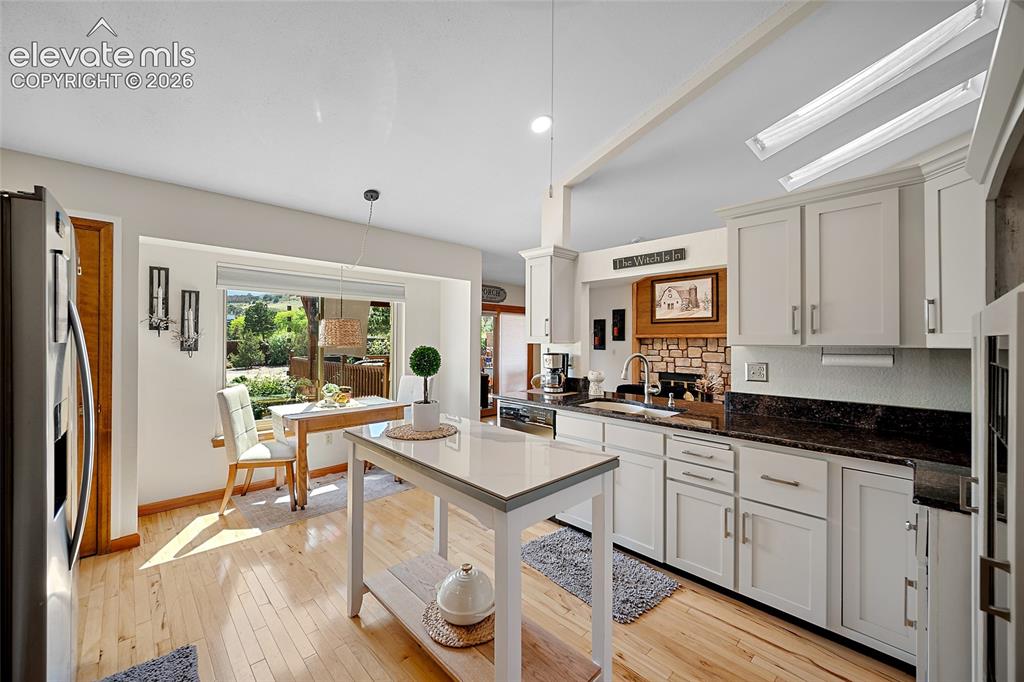 Image 19 of 50: Kitchen