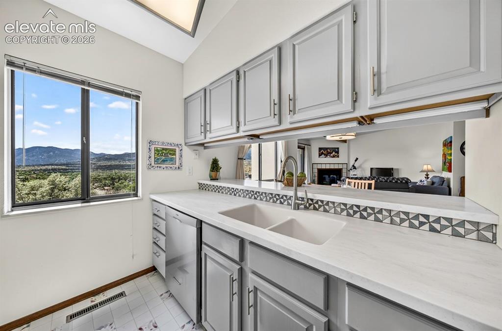 Image 13 of 29: Kitchen