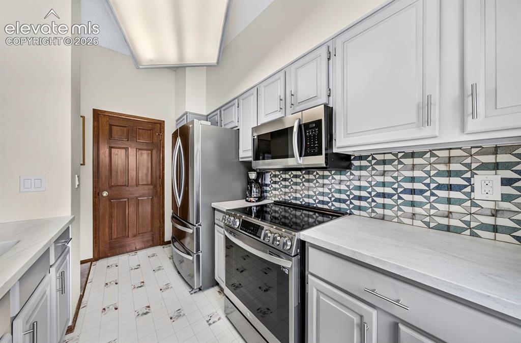 Image 14 of 29: Kitchen