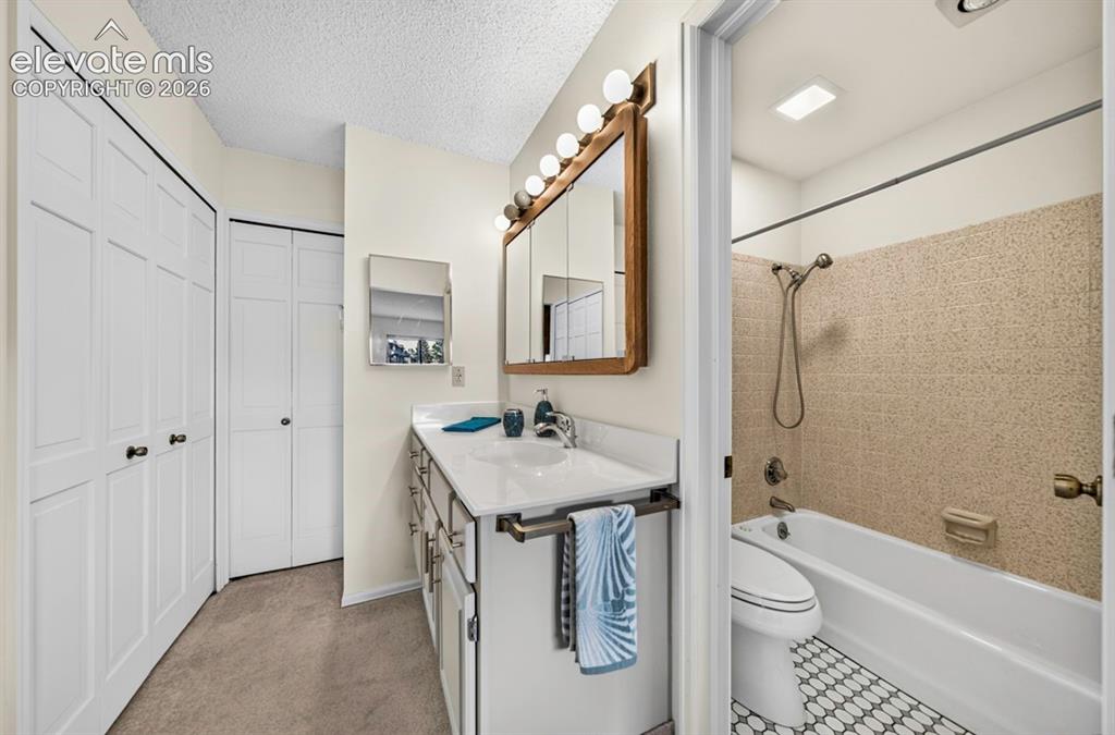 Image 18 of 29: Bathroom