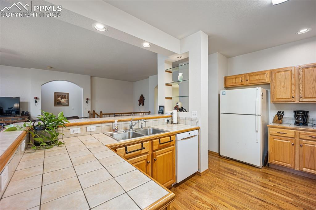 Image 10 of 43: Kitchen