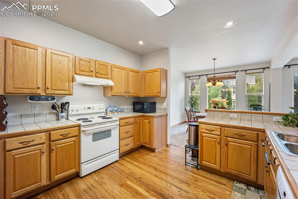 Image 12 of 43: Kitchen