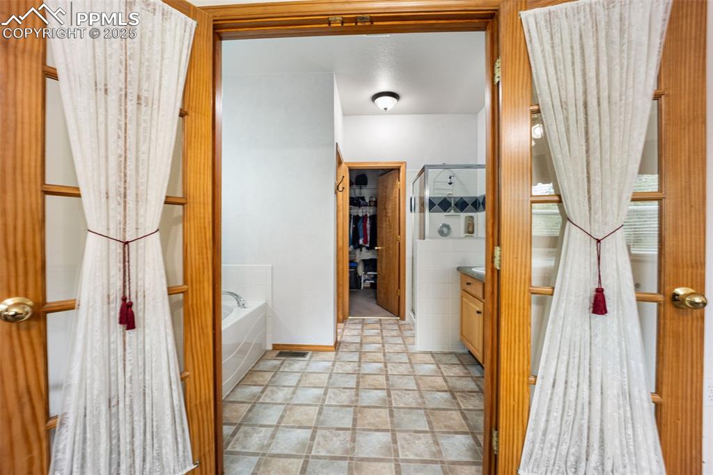 Image 18 of 43: Bathroom