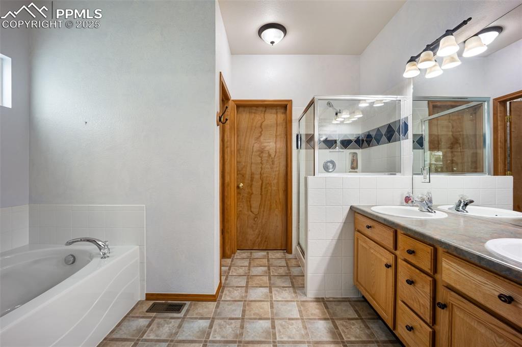 Image 19 of 43: Bathroom