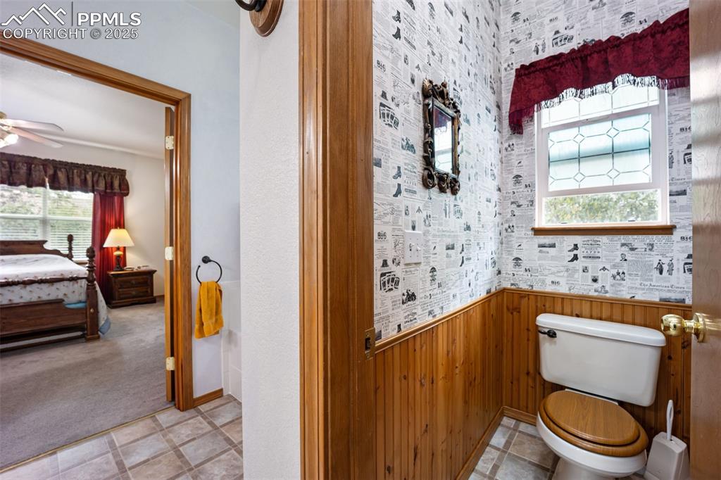 Image 22 of 43: Bathroom