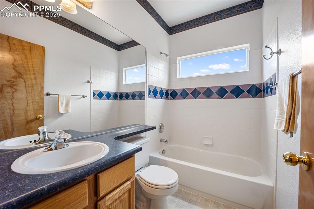 Image 25 of 43: Bathroom