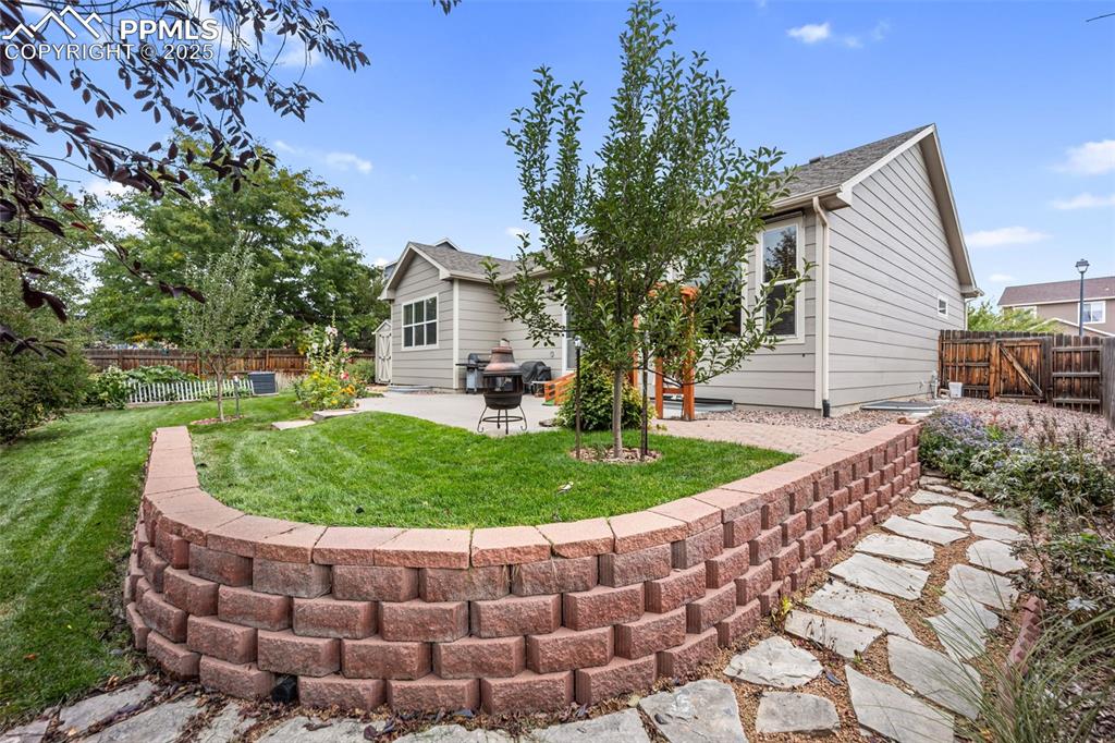 Image 34 of 43: Back of Structure