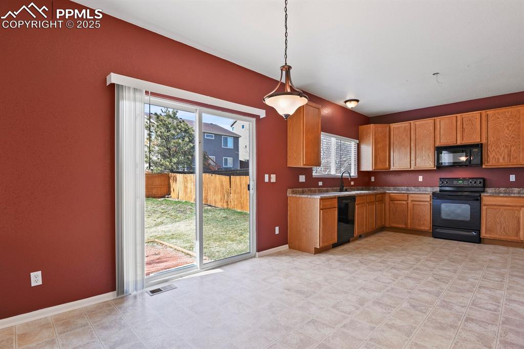 Image 12 of 32: Eat in Kitchen