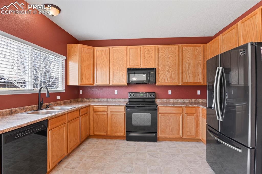 Image 13 of 32: Kitchen
