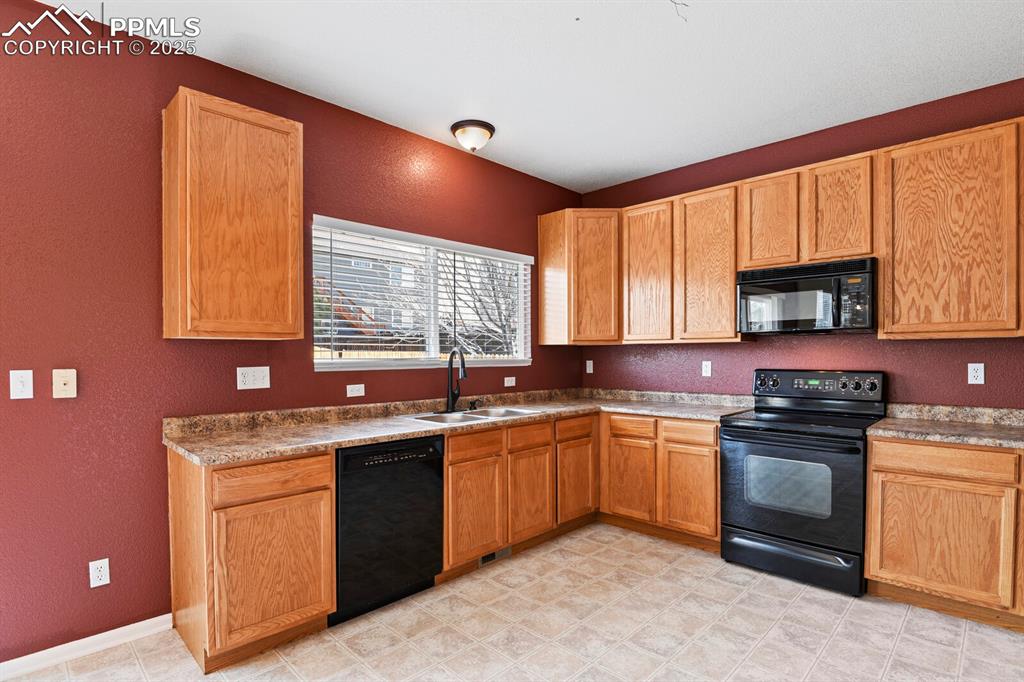 Image 14 of 32: Kitchen