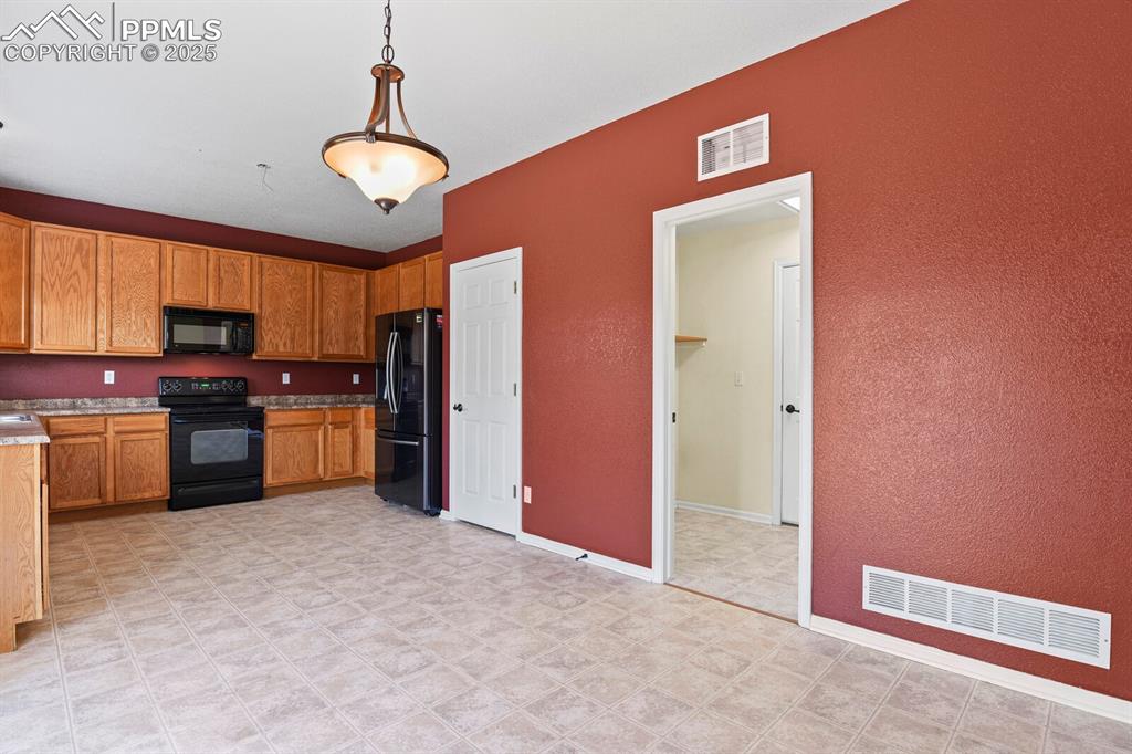 Image 15 of 32: Kitchen