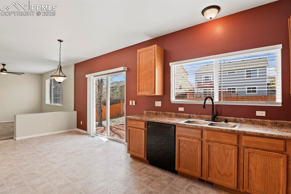 Image 17 of 32: Kitchen