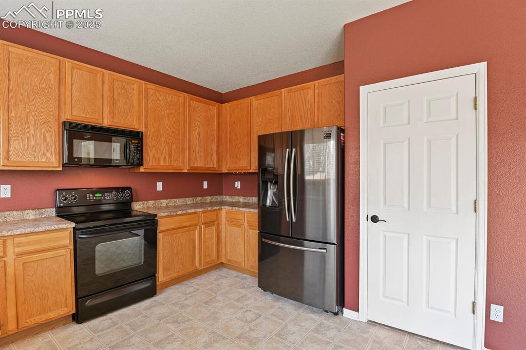 Image 18 of 32: Kitchen