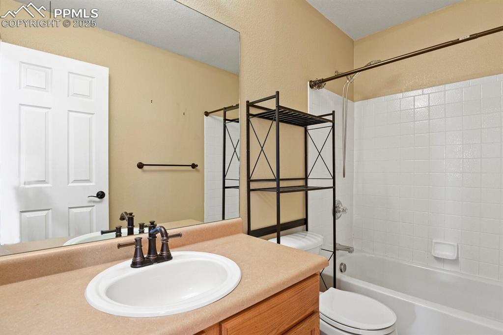Image 28 of 32: Bathroom