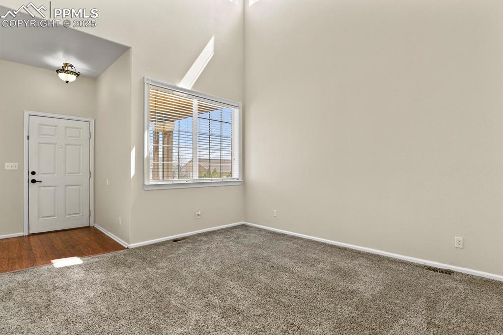 Image 4 of 32: Living Room