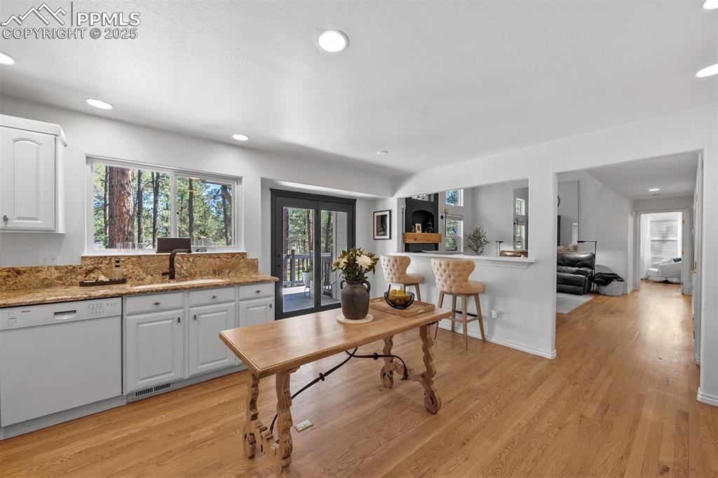 Image 8 of 30: Ample preparation space and breakfast bar seating.