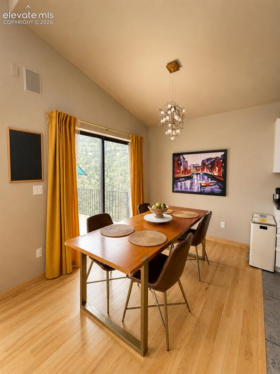 Image 10 of 14: Dining Area