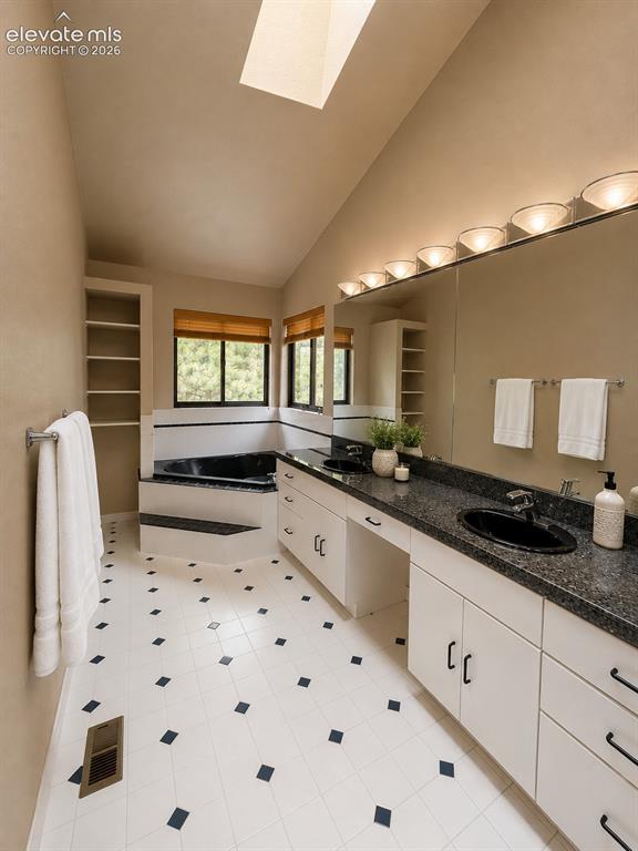 Image 12 of 14: Bathroom