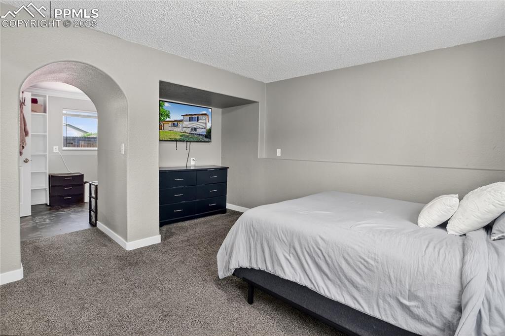 Image 12 of 15: Bedroom