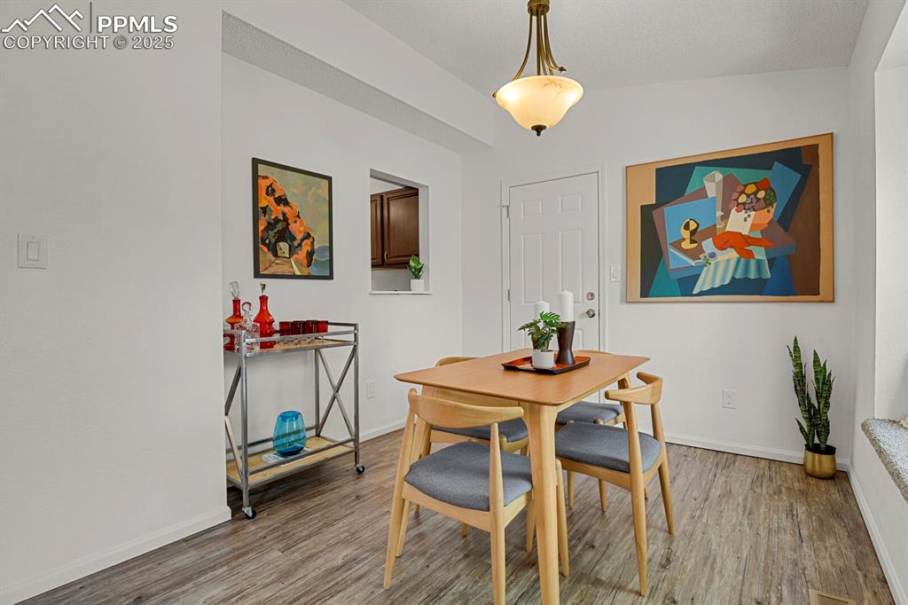 Image 25 of 48: Dining Area