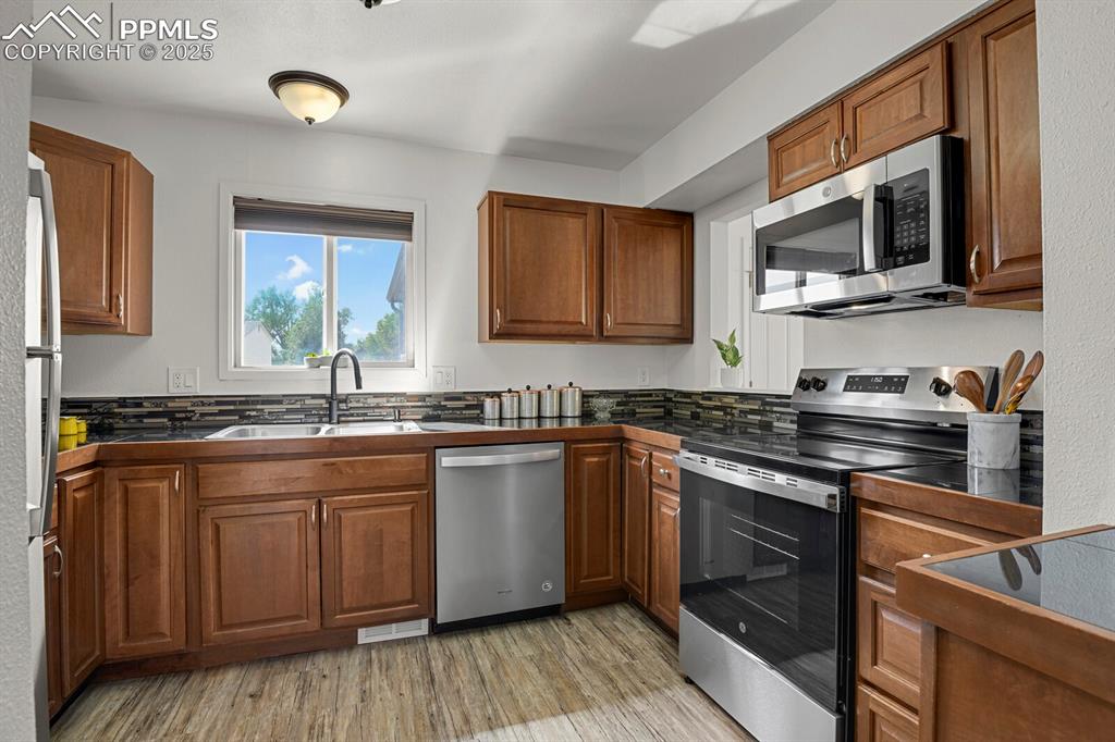 Image 28 of 48: Kitchen