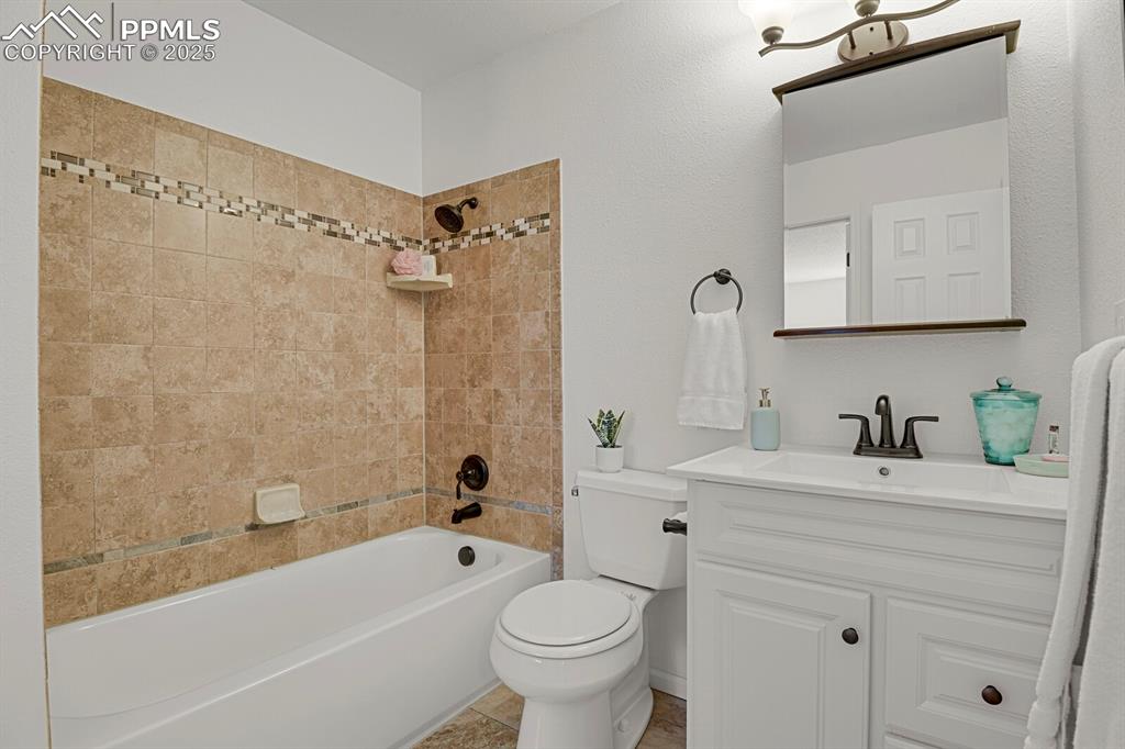 Image 35 of 48: Bathroom