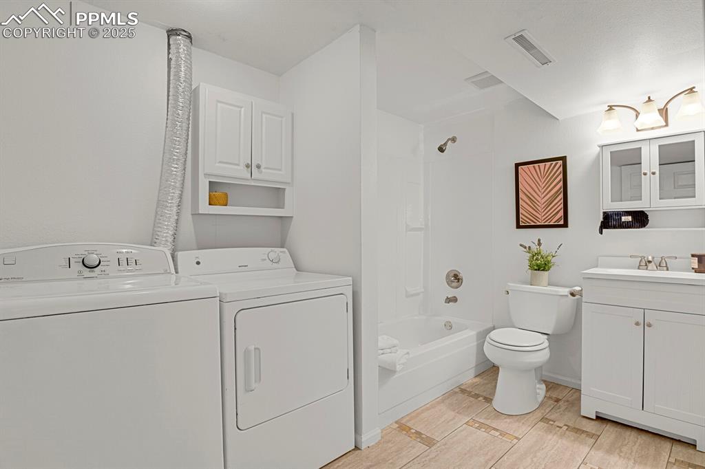 Image 43 of 48: Bathroom