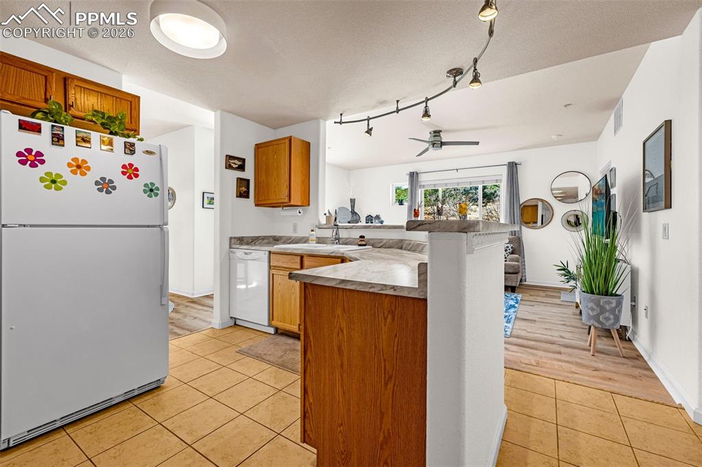 Image 12 of 33: Kitchen