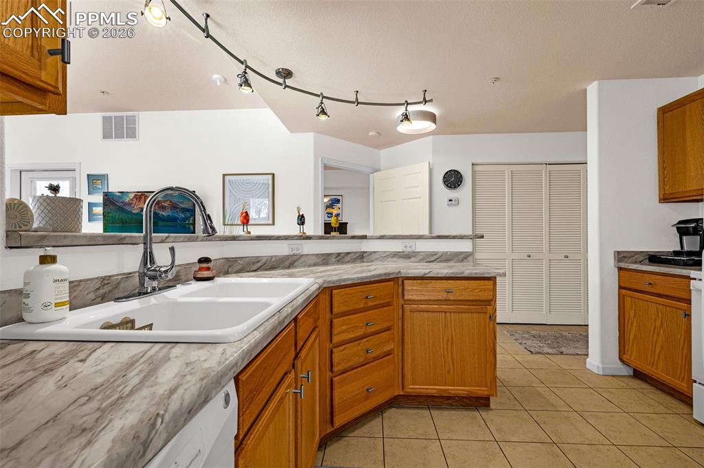 Image 13 of 33: Kitchen