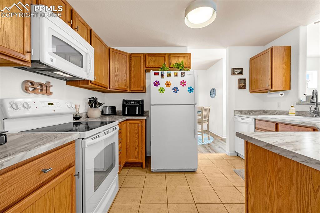 Image 14 of 33: Kitchen