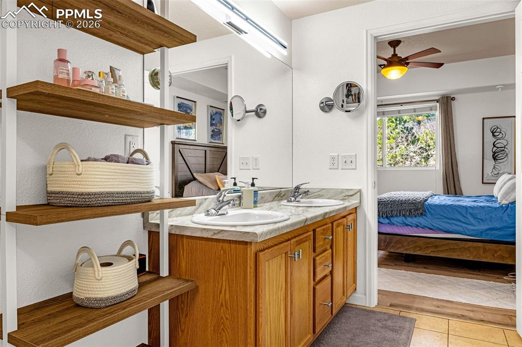 Image 20 of 33: Bathroom